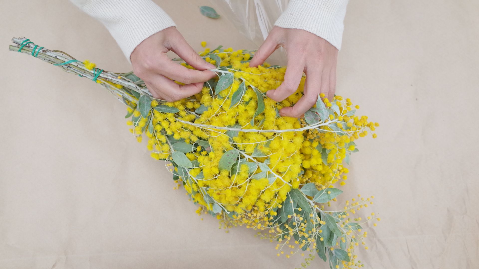 花束を自作する画像