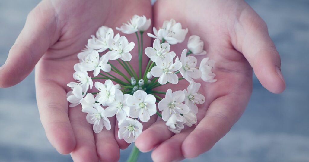 花を持っている女性